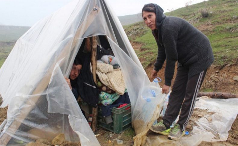 Eşinden ayrıldı, sokağa çadır kurdu