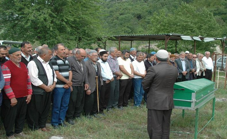 Eşinin baltayla öldürdüğü kadın, toprağa verildi