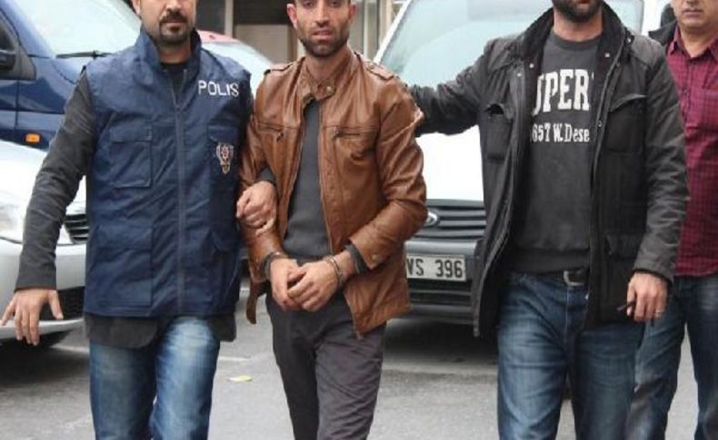 Eşinin Boğazini Kesti, Polisi Aradi