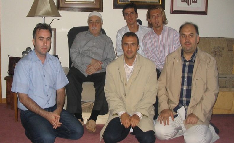 Eski futbolcular FETÖ elebaşı Gülen ile aynı karede