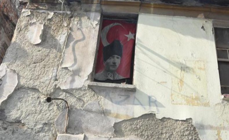 Eski İzmir evleri kurtarıcısını bekliyor