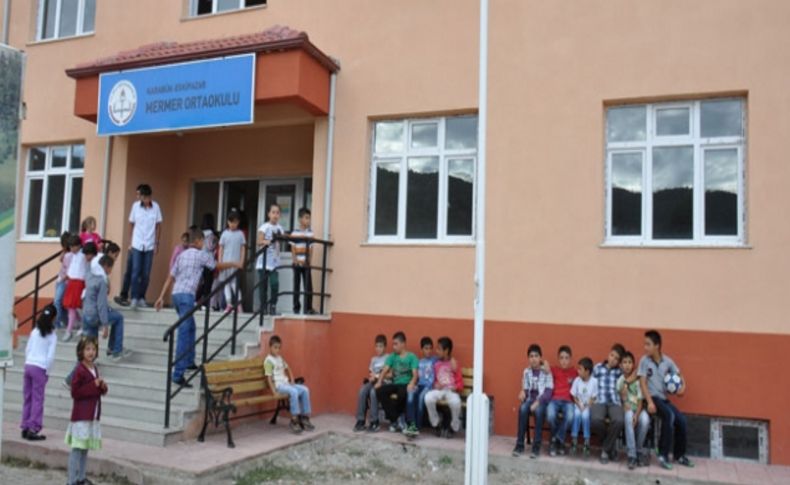 Eskipazar Belediyesi okullara oturma bankları dağıttı
