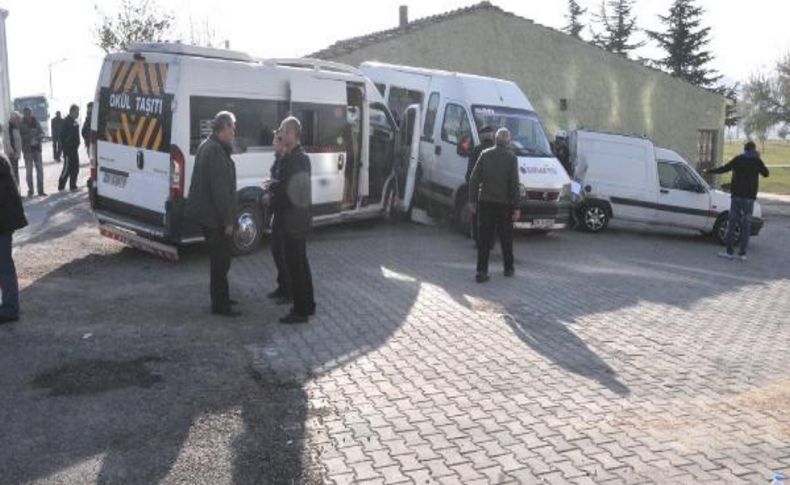 Eskişehir'de Öğrenci Servisleri Çarpişti: 12 Yarali