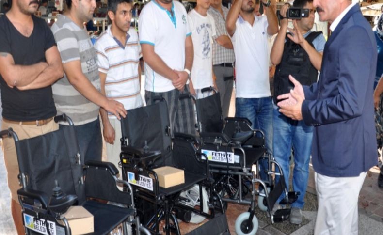 Esnaf engellilere akülü araç aldı
