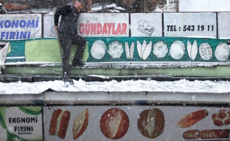 Esnaf kar temizliğine başladı