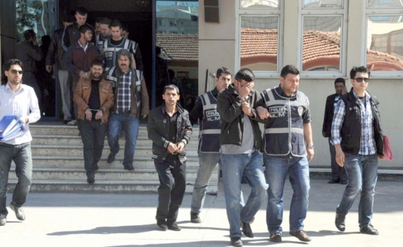 Esrarı ‘şekersiz çay’ diye isteyen esrar satıcıları polisten kaçamadı