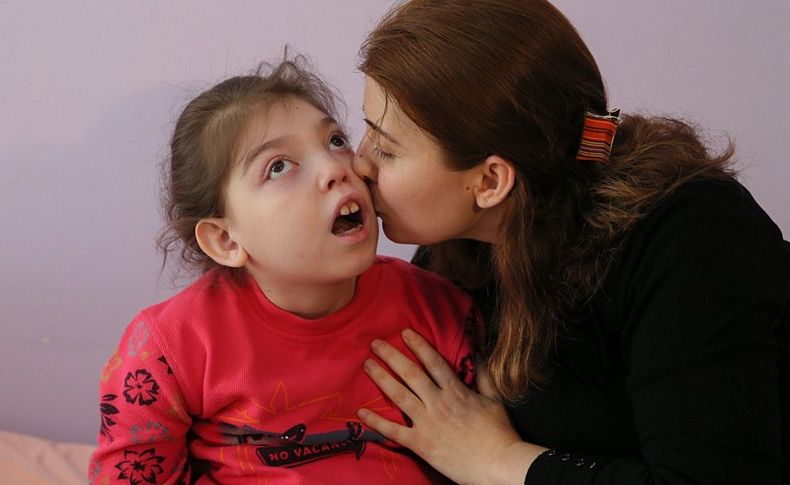 Evde kızına mesaide insanlara hayat veriyor