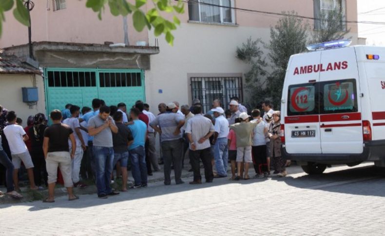 Evinin bahçesinde kendini astı