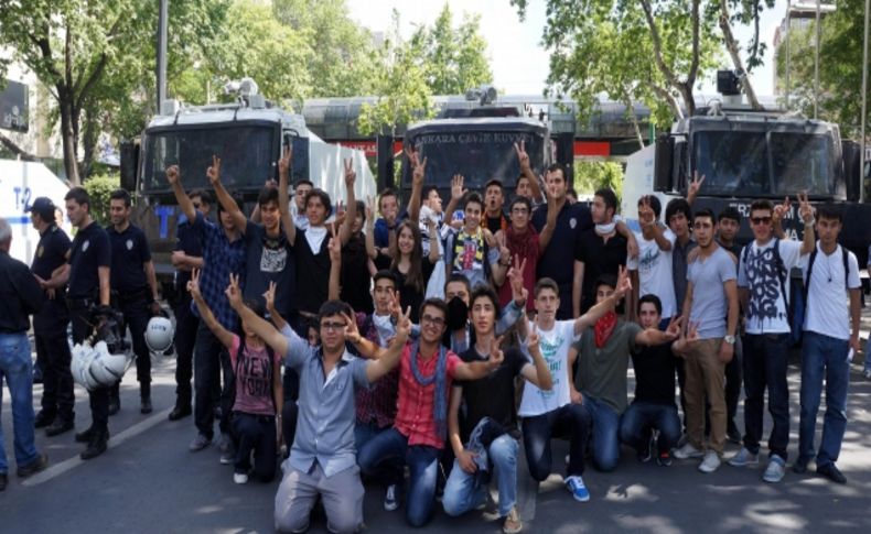 Eylemciler polise kandil simidi dağıtıp, hatıra fotoğrafı çektirdi