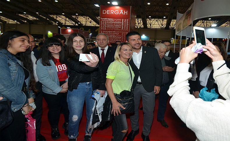 Fatih Gürbüz İzmir Kitap Fuarı'nı ziyaret etti