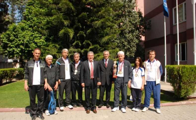 Fazlı Bayram Hadi, şampiyon veteranları kutladı