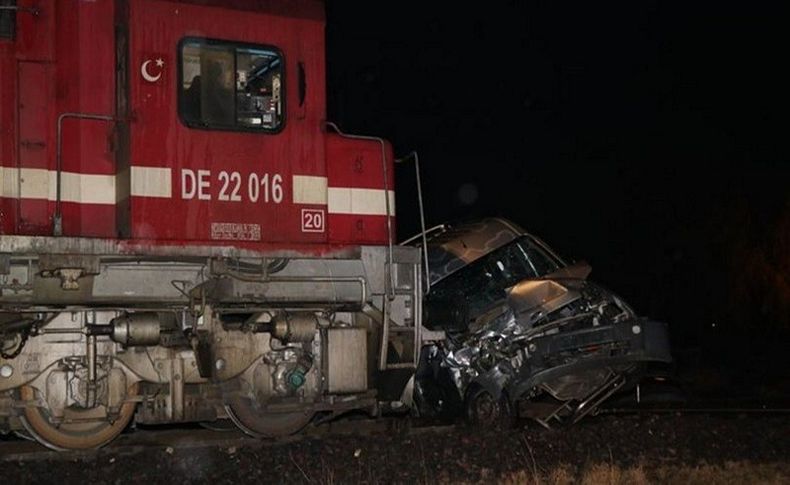 Feci kaza! Yük treni aracı biçti: 1 ölü 1 yaralı