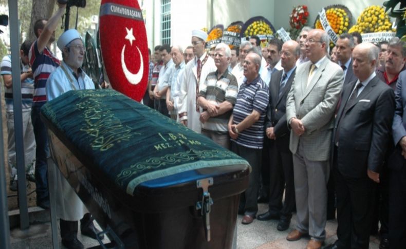 Fehmi, Naci ve Vecdi Koru kardeşler babalarını son yolculuğuna uğurladı