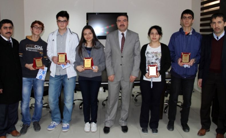 FEM Dershaneleri başarılı öğrencileri ödüllendirdi