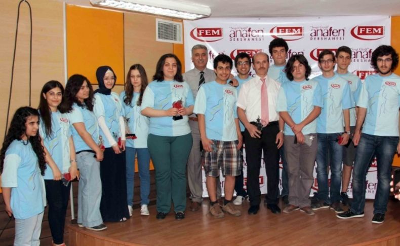 Fem Dershaneleri YGS'de derece yapan öğrencileri ödüllendirdi