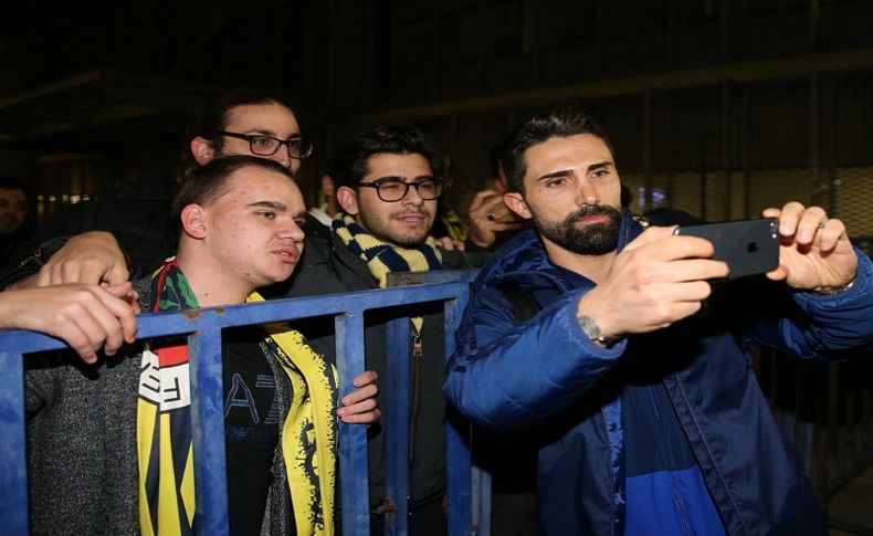 Fenerbahçe İzmir'de çiçeklerle karşılandı