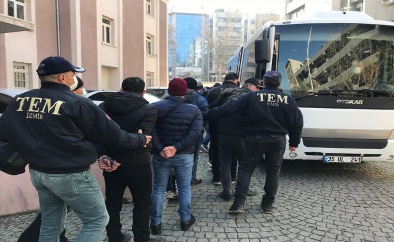 FETÖ'nün TSK yapılanmasına yönelik İzmir merkezli operasyonda 25 şüpheli tutuklandı