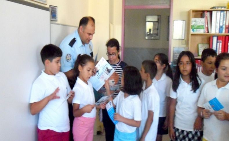 Finike polisi öğrencileri broşürle bilgilendiriyor