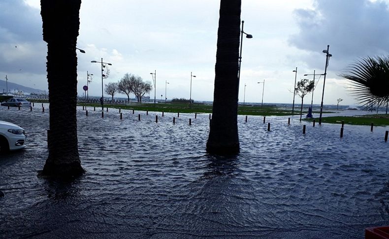 İzmir’deki fırtınada denizle kara birleşti