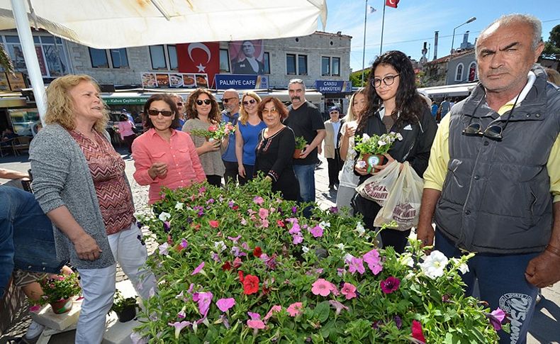 Foça Belediyesi ‘Anneler Günü’nü çiçeklerle kutladı
