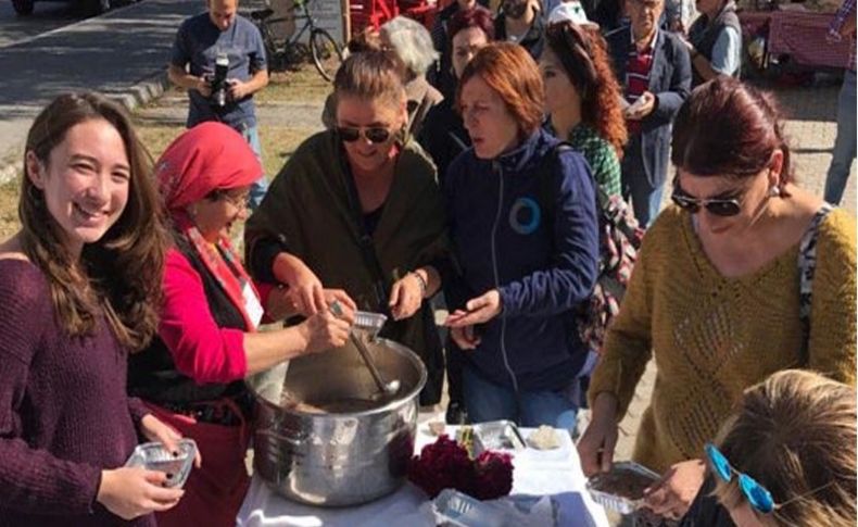 Foça'da aşure yeryüzü pazarında kaynadı