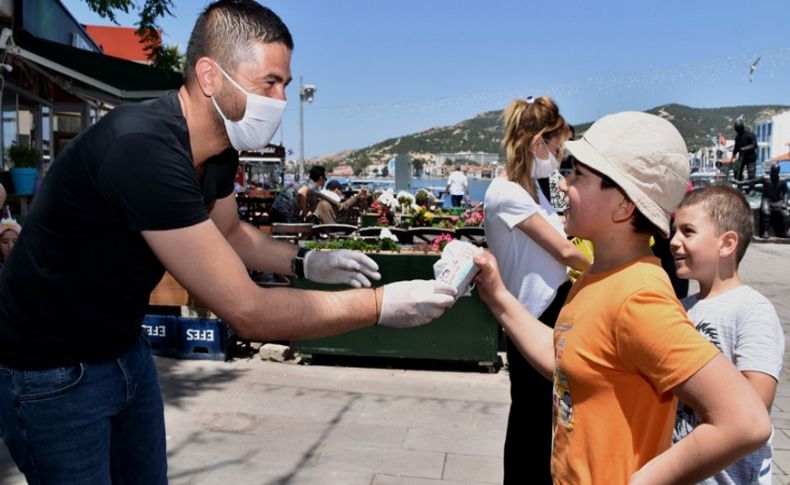 Foça’da çocuklar sokağa çıkmanın mutluluğunu yaşadı