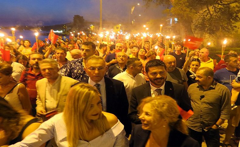 Foça'da coşku gece boyu sürdü