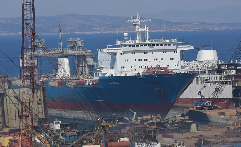 Foça'da denize yakıt akıtan gemi söküm için karaya çıkarılmış