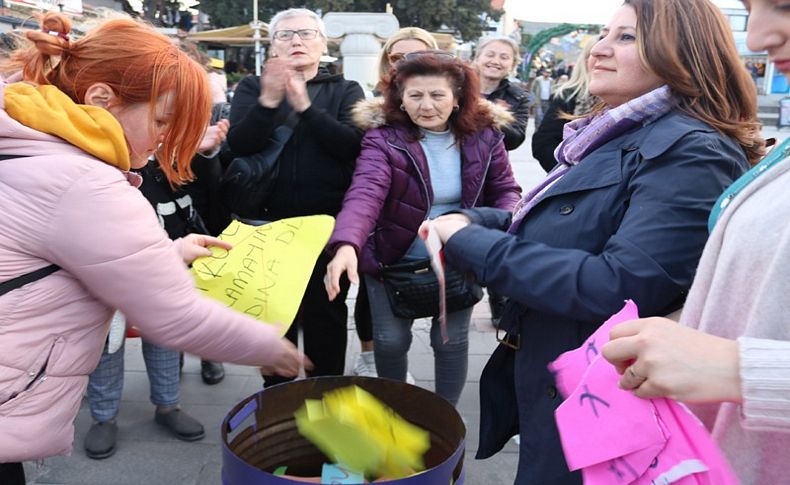 Foça'da dövizler çöpe atıldı