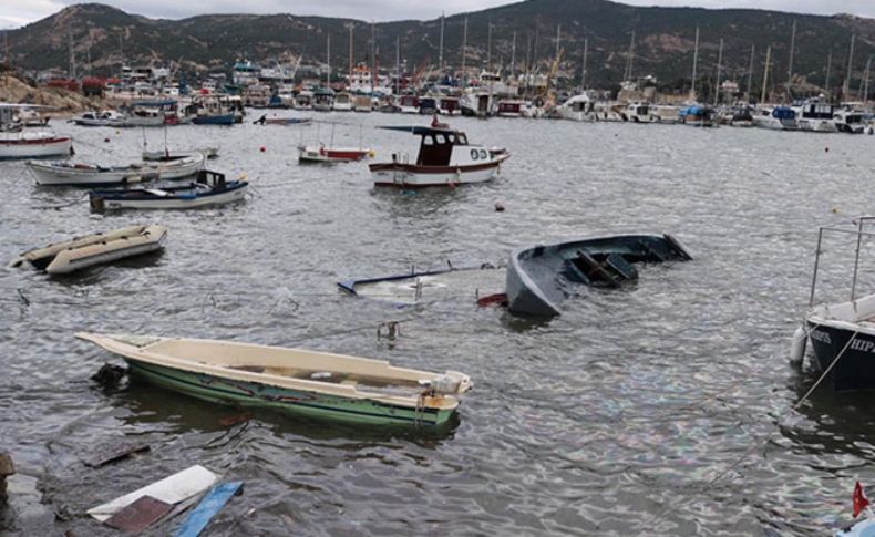 Foça'da fırtına nedeniyle tekneler battı