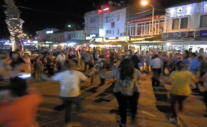 Foça'da halaylı İmamoğlu kutlaması