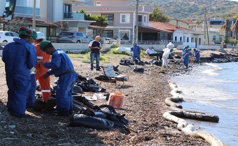 Foça'da kıyıya vuran petrol kirliliğinde temizlik çalışması başlatıldı