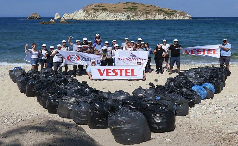 Foça'da örnek kıyı temizliği!