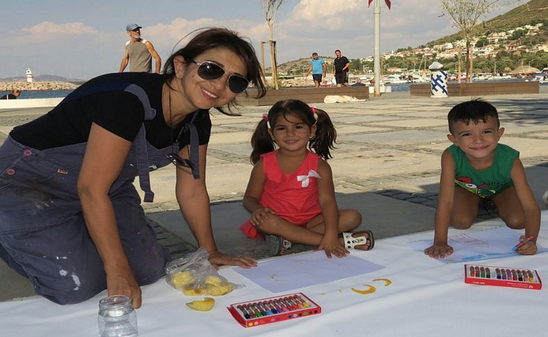 Foça'da rengarenk festival