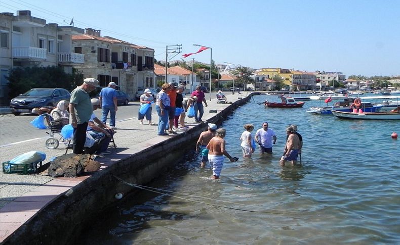 Foça'da sahilde ve deniz dibinde temizlik