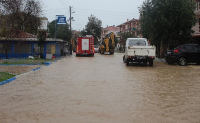 Foça'yı sağanak vurdu