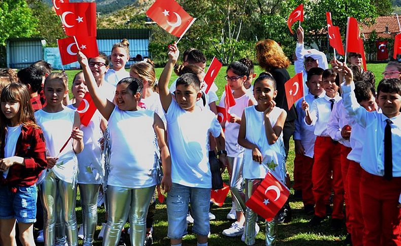 Foçalı çocuklar bayramını kutladı