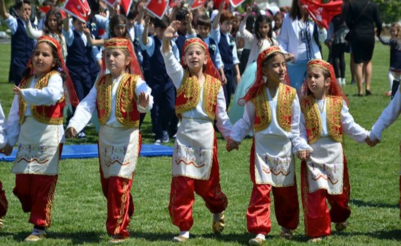 Foçalı çocuklar bayramlarını kutladı