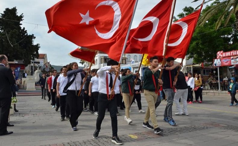 Foçalı gençler '19 Mayıs'ı kutluyor