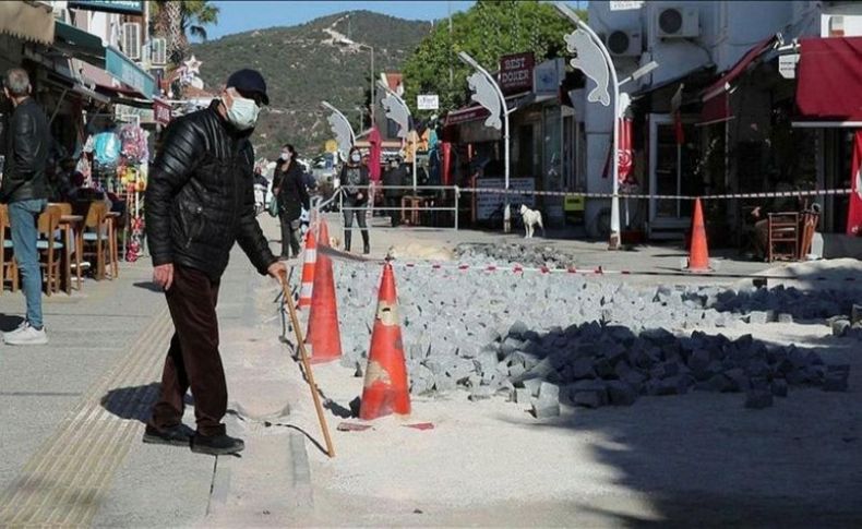 Foçalılar, eski taşların daha sık ve uygun dolgu malzemesiyle yeniden döşenmesini istiyor