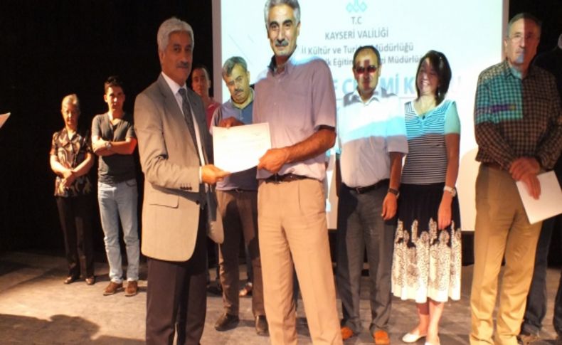 Fotoğrafçılık kursunu tamamlayan 22 kişiye belgeleri verildi