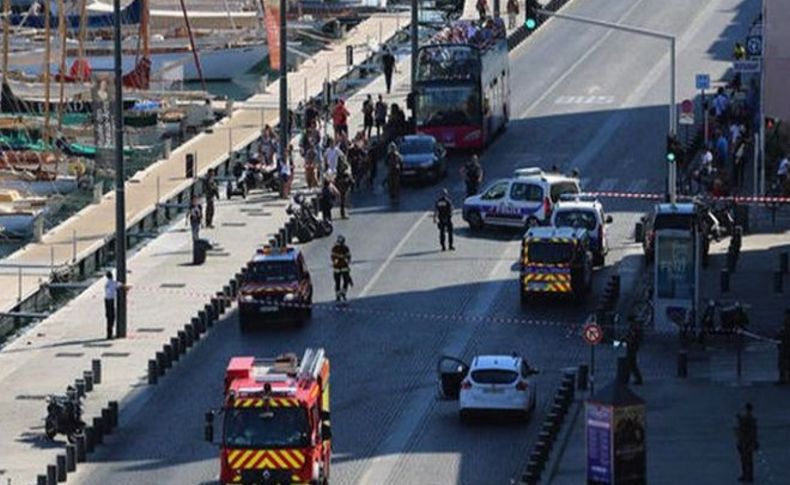 Fransa'da bir araç kalabalığın arasına daldı