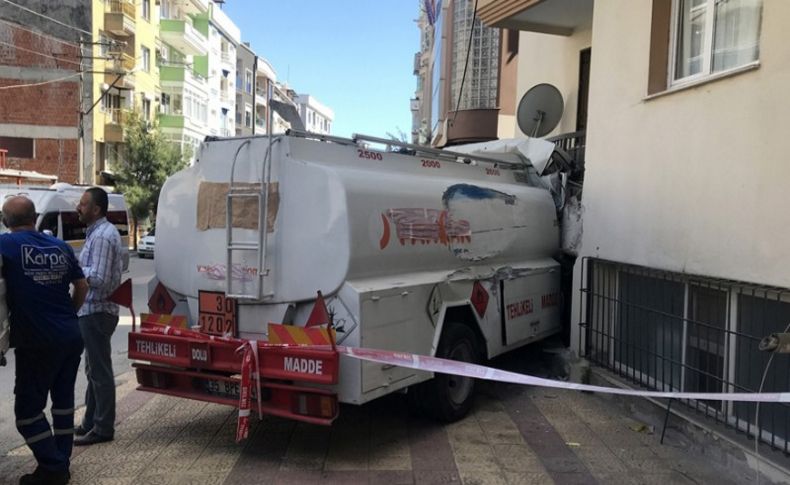 Freni boşalan tanker apartmana çarparak durabildi