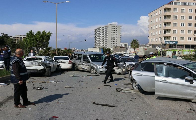 Freni boşalan TIR araçlara çarptı: 5 ölü, 21 yaralı