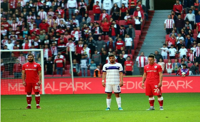 Futbolcular maç oynanırken saygı duruşunda bulundu