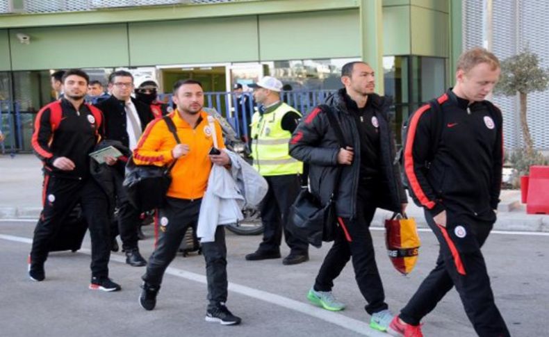 Galatasaray'ı İzmir'de 2 taraftarı karşıladı