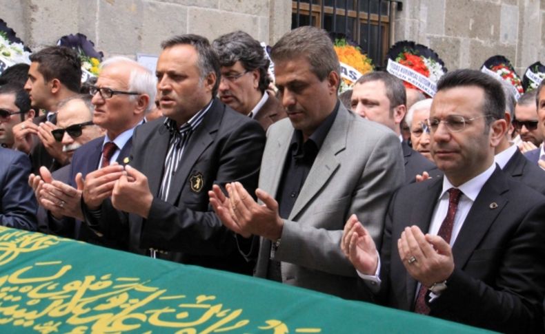 Gazeteci baba, oğlunu son yolculuğuna uğurladı