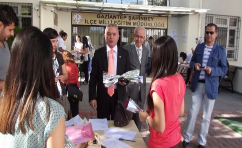 Gaziantep’e atanan öğretmenler baklava ile karşılandı
