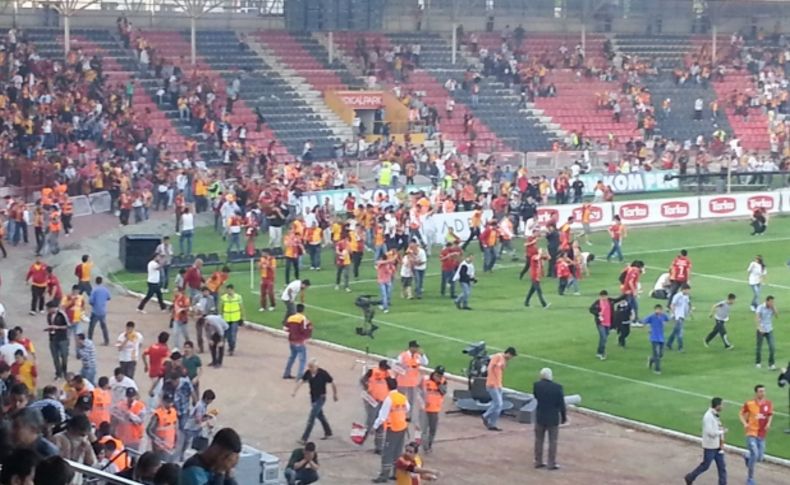 Gaziantepspor-Galatasaray maçı öncesi taraftarlar sahaya indi