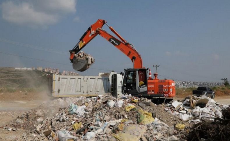 Gaziemir Belediyesi iki günde 40 kamyon moloz topladı